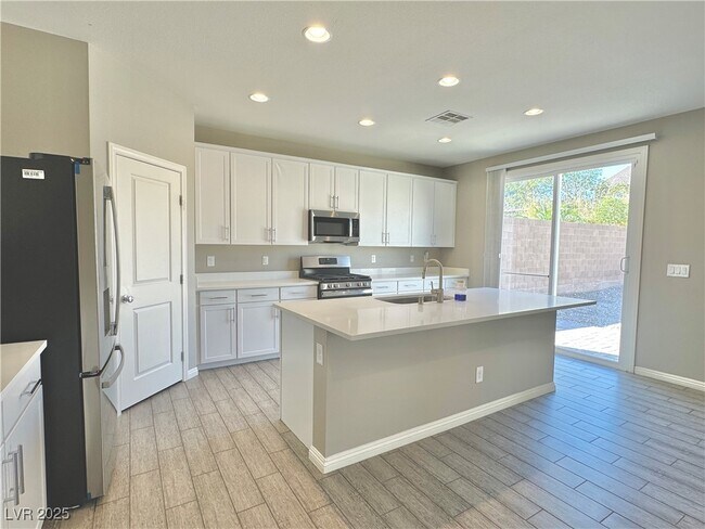 Building Photo - 6237 Fallsview Ct