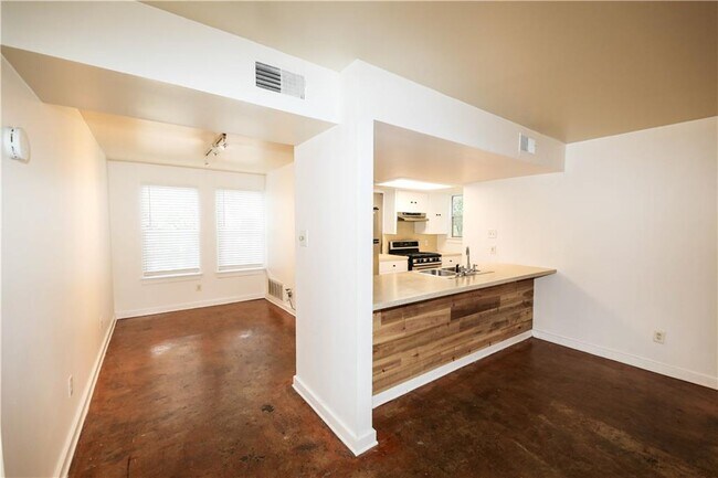 Building Photo - 1305 Lorrain St