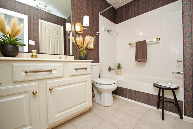 Building Photo - 2111 Parkview Ln
