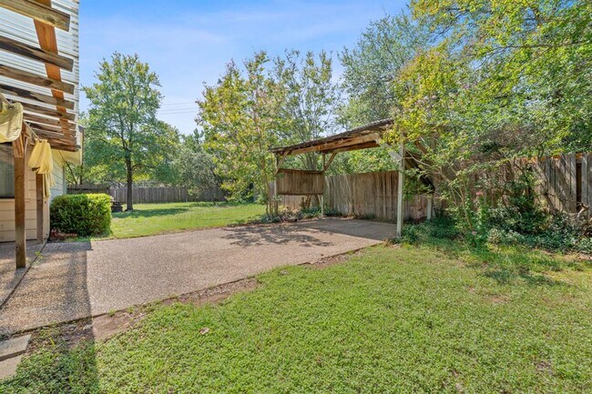Building Photo - 709 Show Low Ct