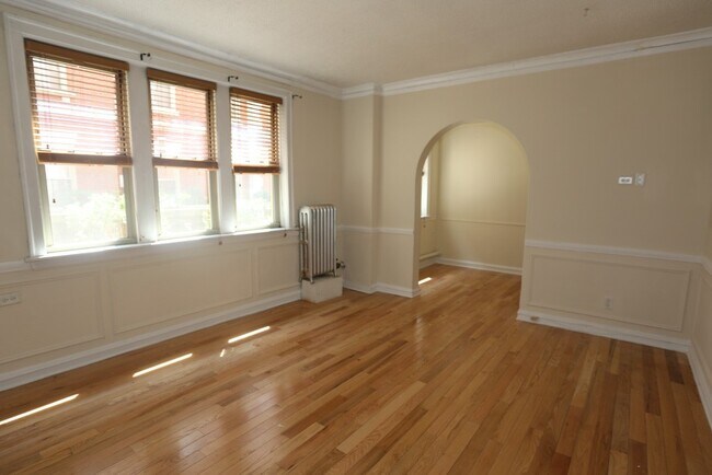 Building Photo - 549 W Surf St