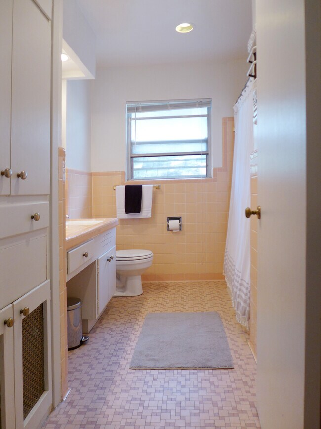 Building Photo - 310 West Mistletoe Avenue