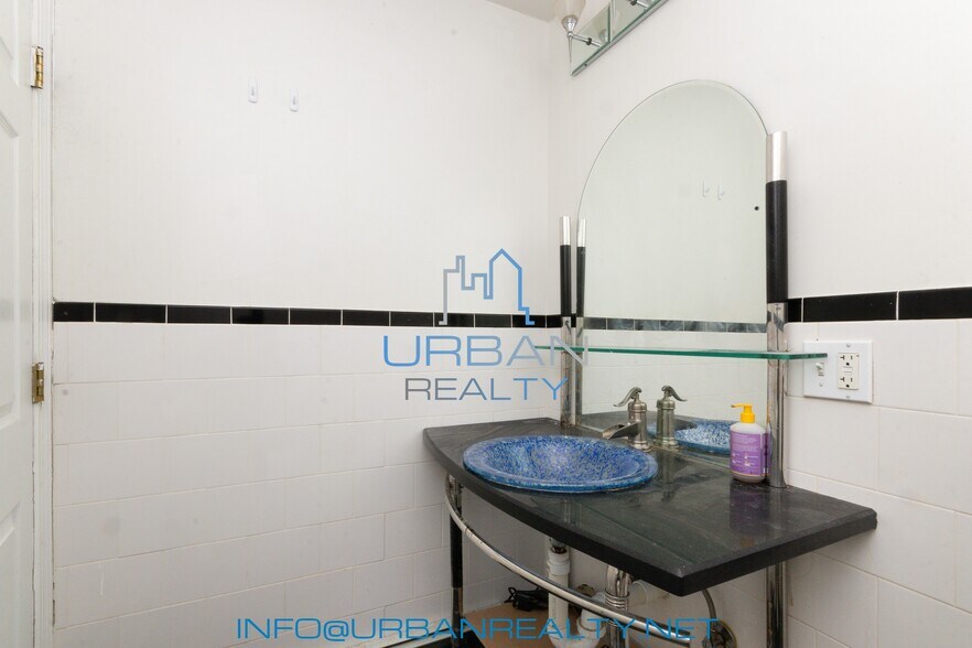 Half Bathroom - 5 Wallingford Rd