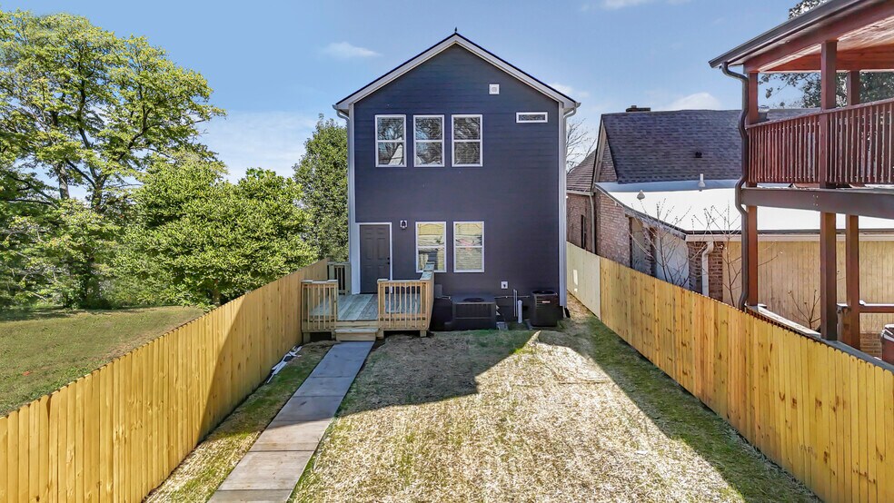 Fenced in Back Yard - 86 Maury St