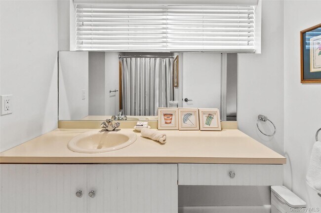 Building Photo - 9 The Registry