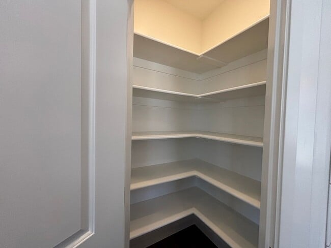 Building Photo - SPACIOUS HOME FOR RENT!