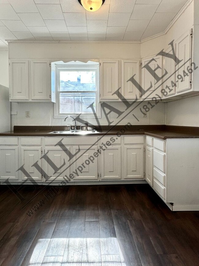 Building Photo - Large four bedroom in Farrington's Grove Historical District