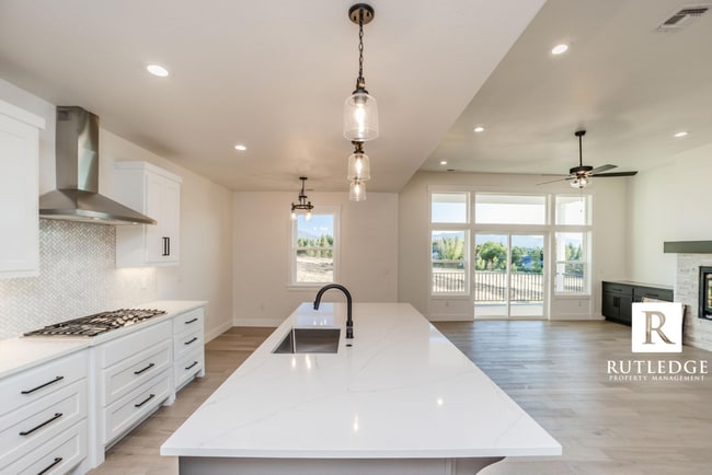 Building Photo - East Medford Cedar Links Living