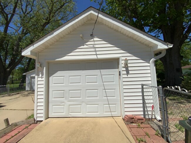 Building Photo - 409 Chester Ave