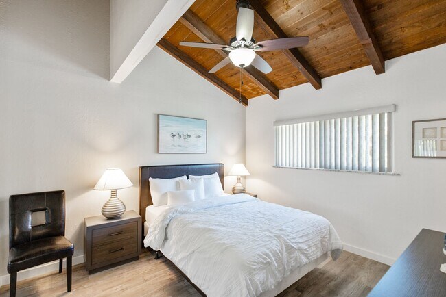 Building Photo - Highly Upgraded, Top Floor Condo in Huntin...
