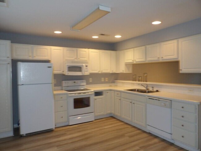 Building Photo - 4128 Horseshoe Rd N