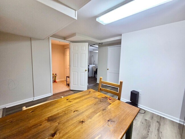 Building Photo - Lovely 4 BR/2 BA Single-Family Home in Sil...