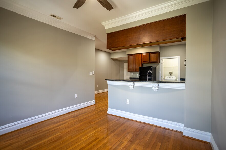 Building Photo - 1306 W Clay St