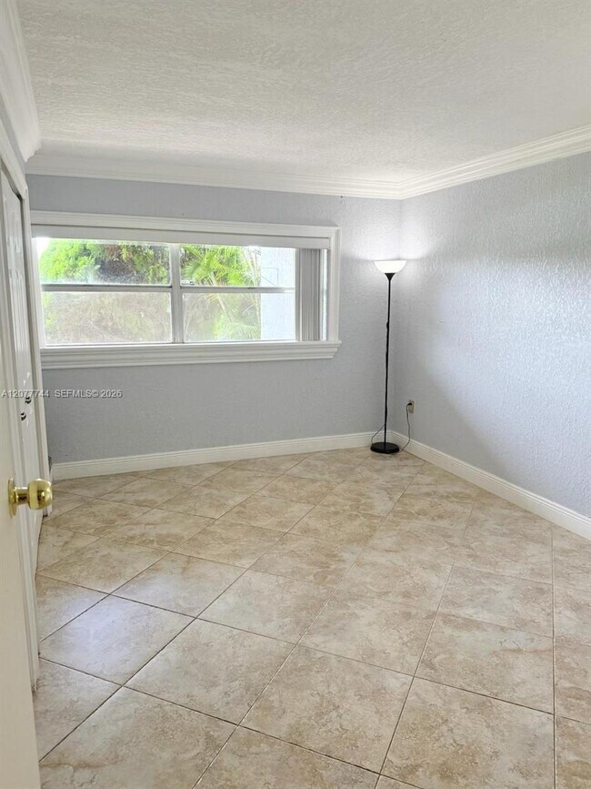 Building Photo - 9357 Fontainebleau Blvd
