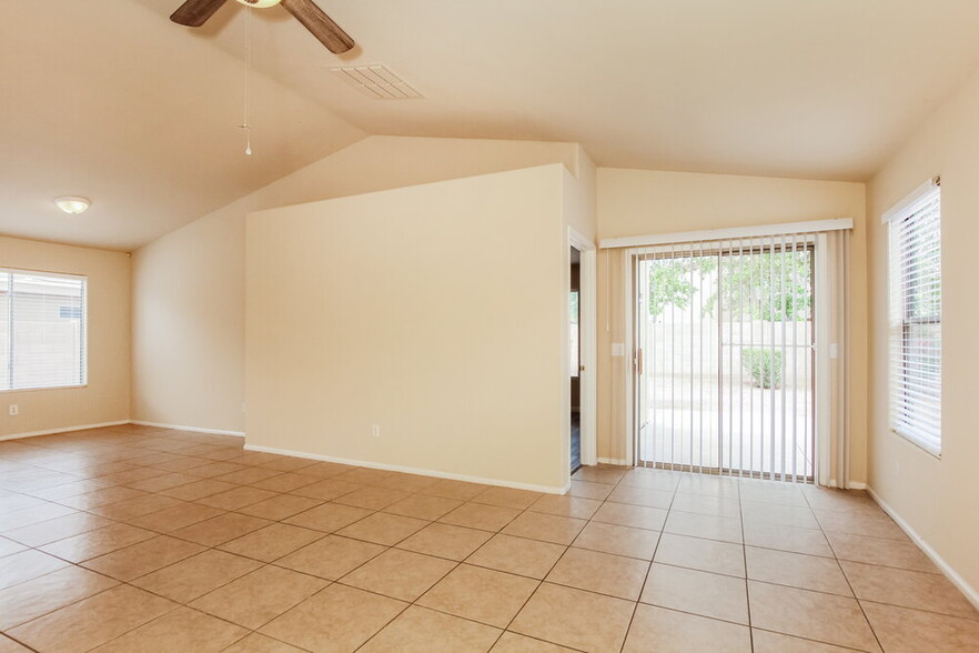 Building Photo - 11026 W Wilshire Dr