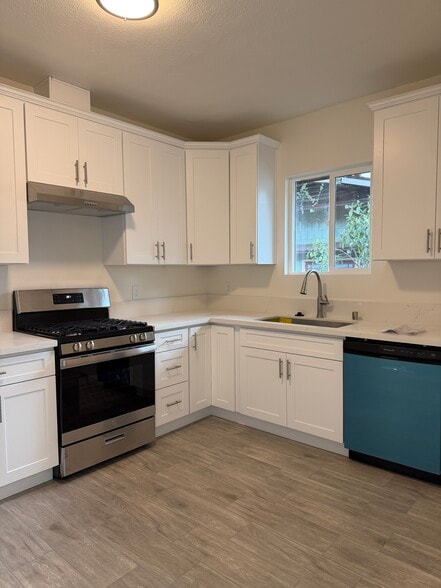 Kitchen - 223 E Colorado Blvd