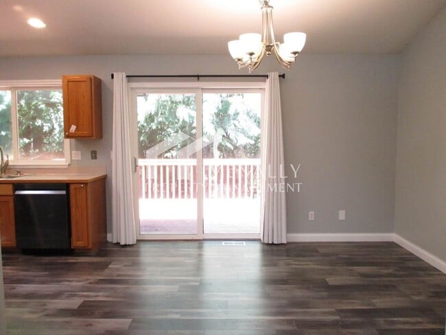 Building Photo - Beautiful 3 Bedroom, 1.75 Bathroom Welling...