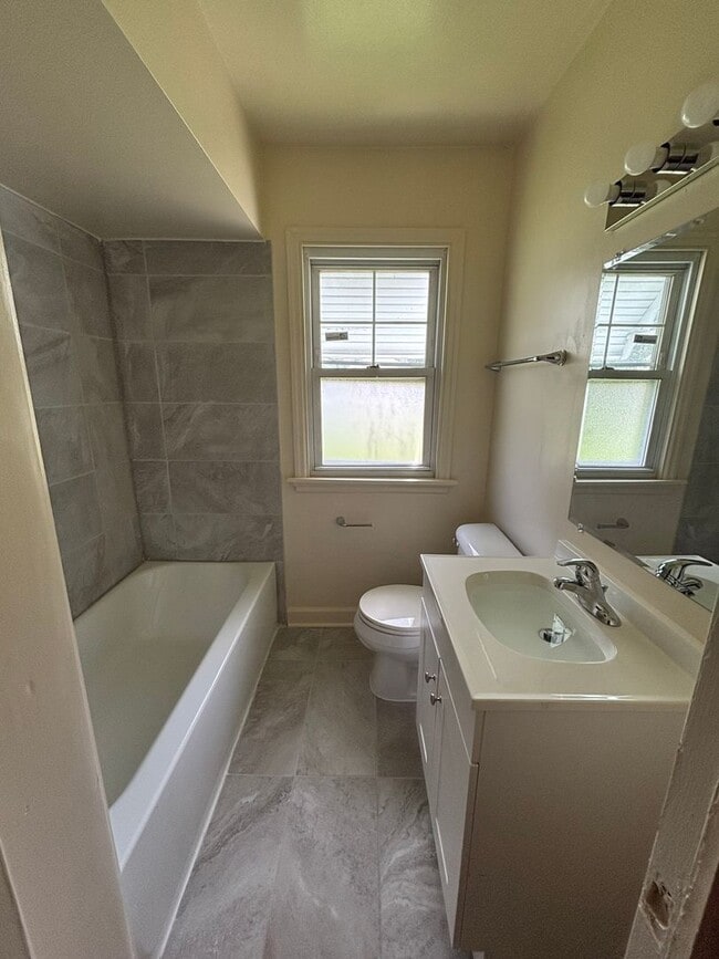 Building Photo - HUGE NICE 3BR SINGLE FAMILY HOME, PARKING,...