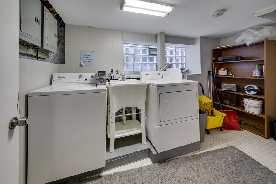 Building Photo - 5306 W Roscoe St