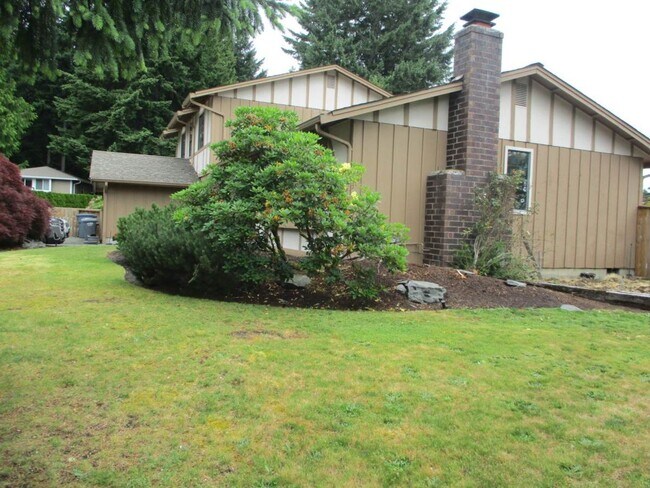 Building Photo - 3 Bedroom, 2.5 bathroom split level home in University Place