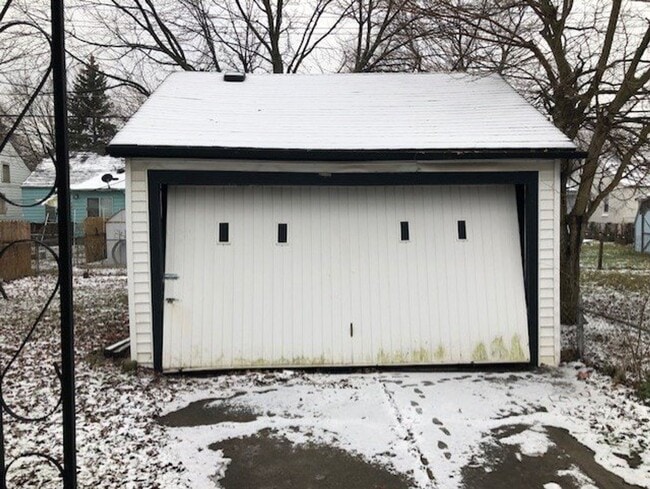 Building Photo - Great 4 Bedroom Home In Harper Woods