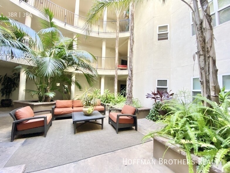 Building Photo - 1135 Rexford Dr