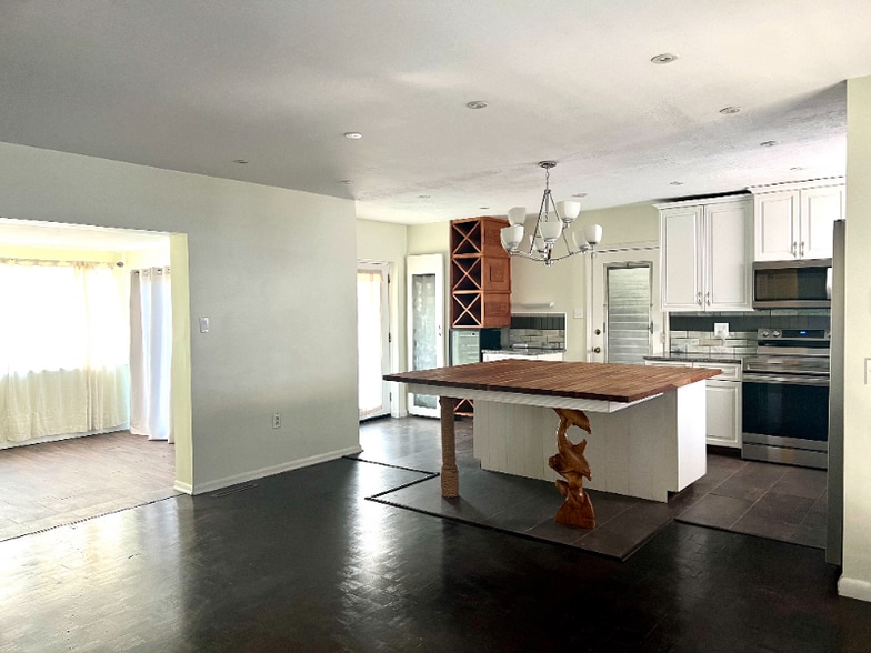 Building Photo - 2540 Sistina St