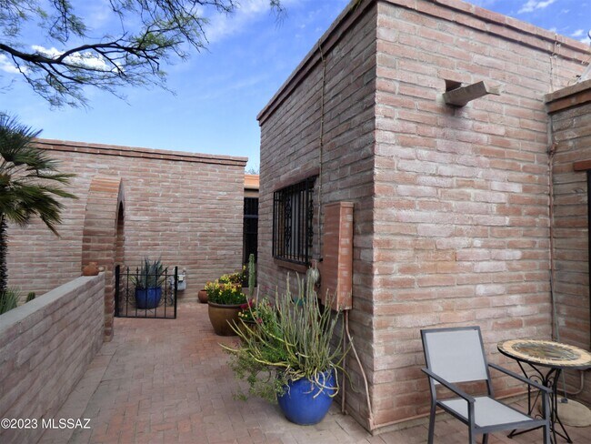 Building Photo - 5300 N Montezuma Trail