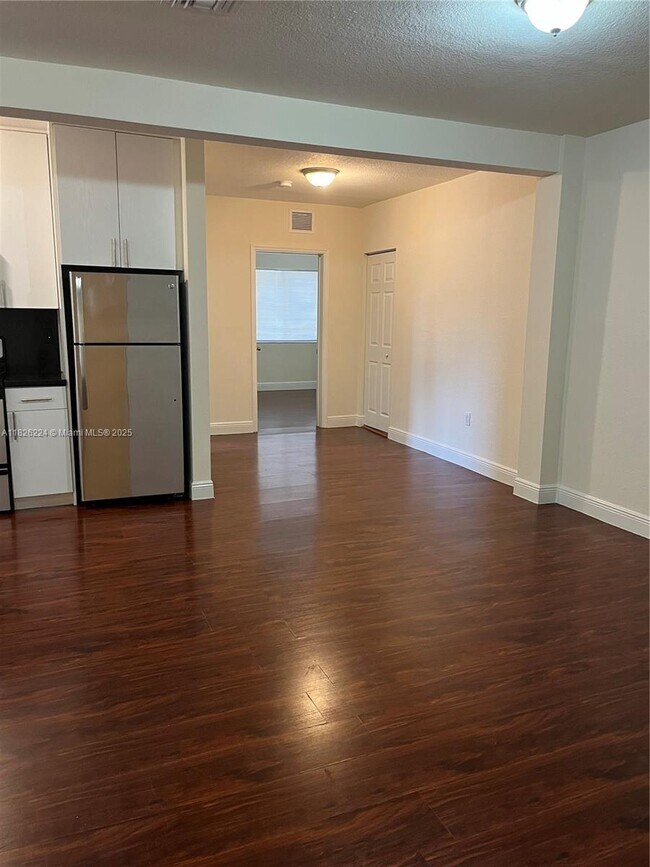 Building Photo - 2880 Pine Tree Dr