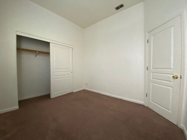 Building Photo - Charming 5 bedroom 2.5 bathroom home located in Natomas!