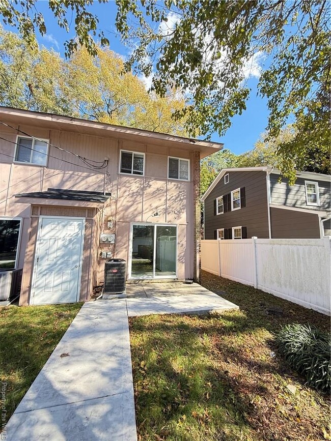 Building Photo - 319 Main St