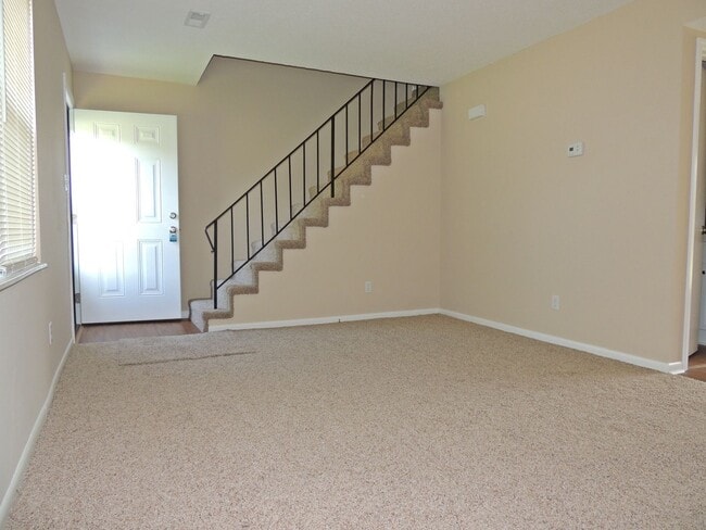 Building Photo - Convenient location , 2 bedroom 1.5 bath 9...