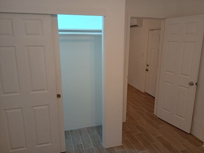 Building Photo - E 4th St