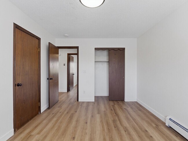 Building Photo - Remodeled 2 Bedroom, 1 Bathroom Apartment- Close to shopping!