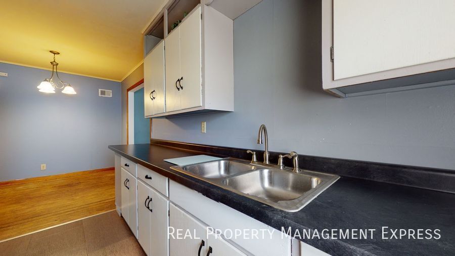 Building Photo - 1 Bedroom 1 Bathroom w/ Single Stall Garage in Central Sioux Falls