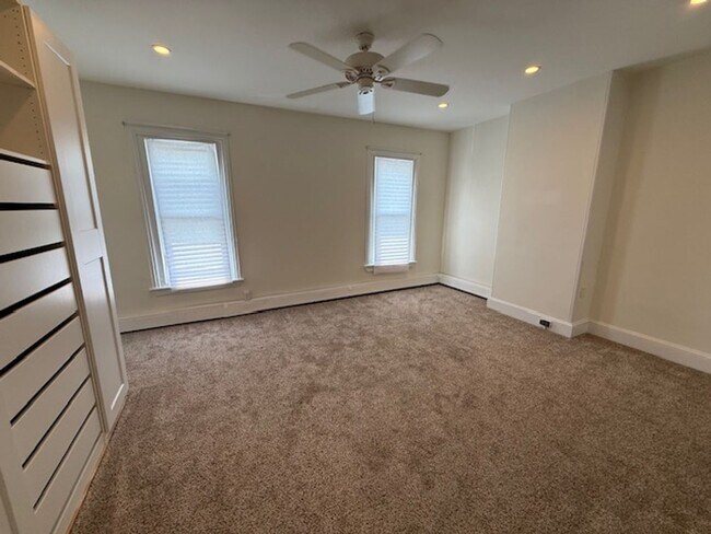 Building Photo - Charming 2 Bed, 2.5 Bath Home with Den & B...