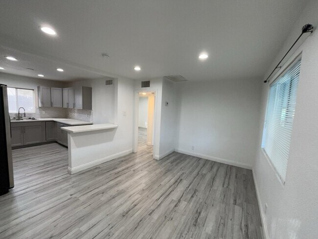 Building Photo - Cozy 2-Bed Oasis in the Heart of Downtown Las Vegas – Perfect for Urban Living!