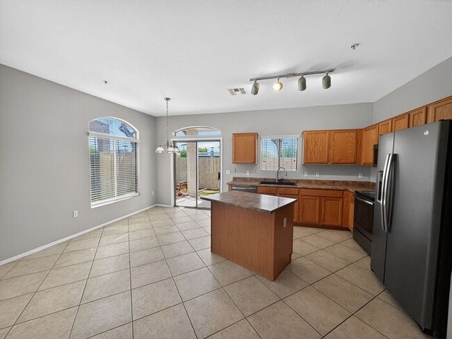 Building Photo - 4Bedroom/2.5Bath Townhome Ready for You!!
