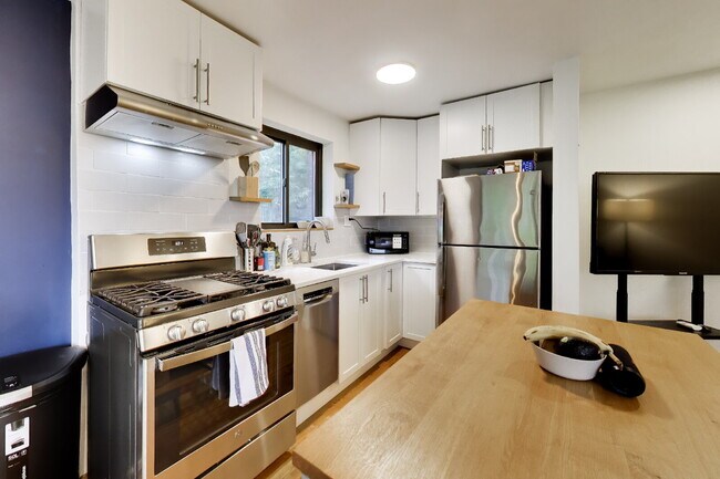Building Photo - Top-Floor Rosslyn Condo with Georgetown Views