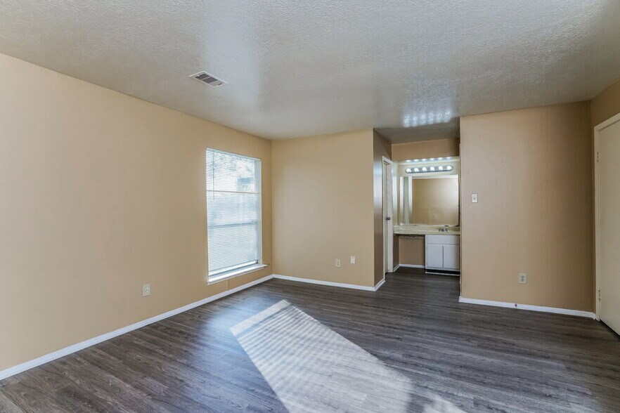 Building Photo - 14806 Chasemont Dr