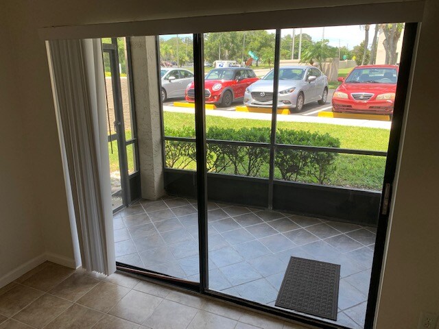 Building Photo - 2045 Hunters Glen Dr