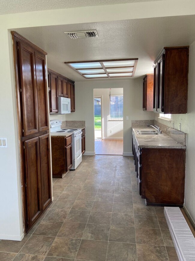 Building Photo - Semi Remodeled One Story 3 Bdrm, 2 Bath!