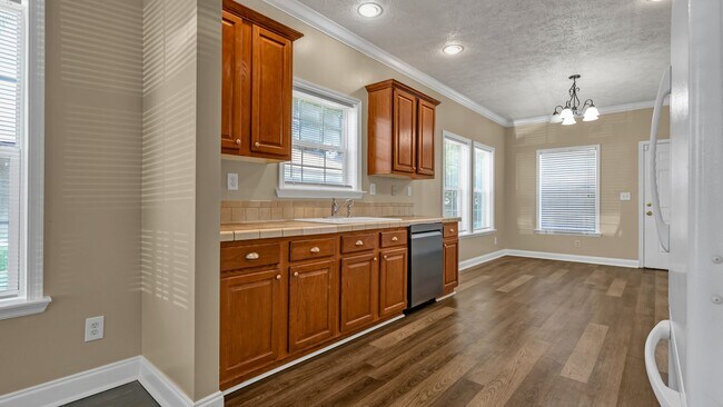 Building Photo - Spacious 3-Bedroom Home with Recent Upgrad...