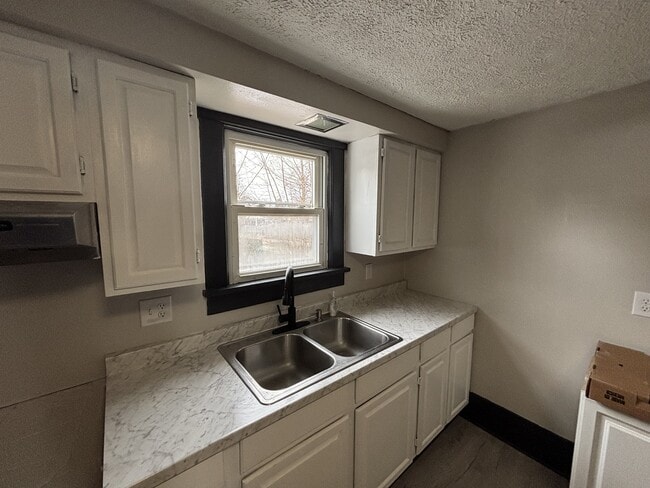 Building Photo - 525 Pike Ave SW