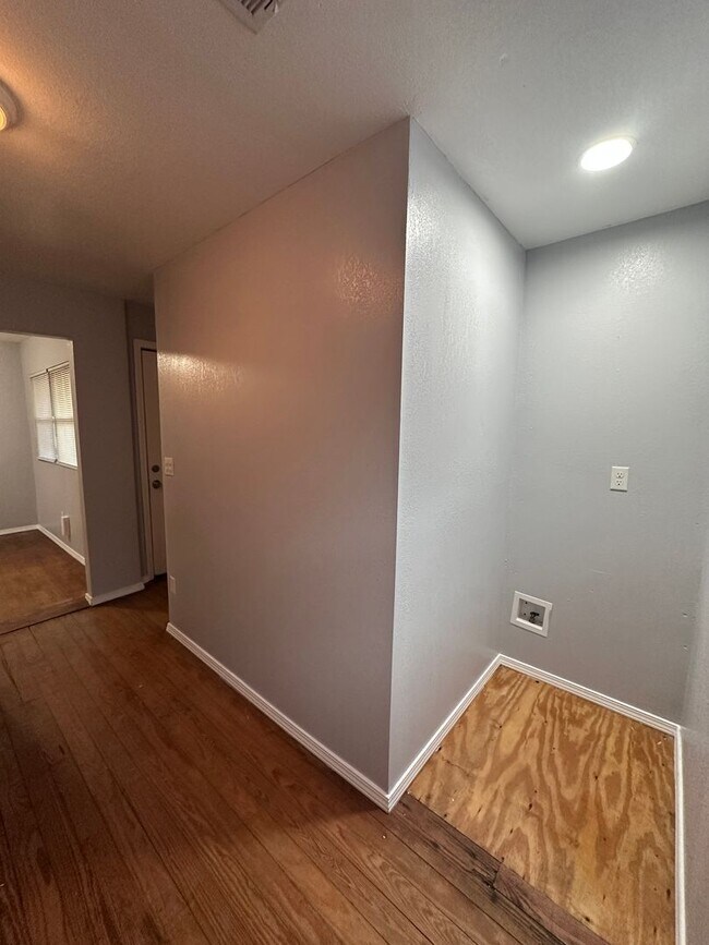 Building Photo - Large Canyon Home