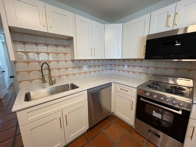 Building Photo - 817 S Melody Ln