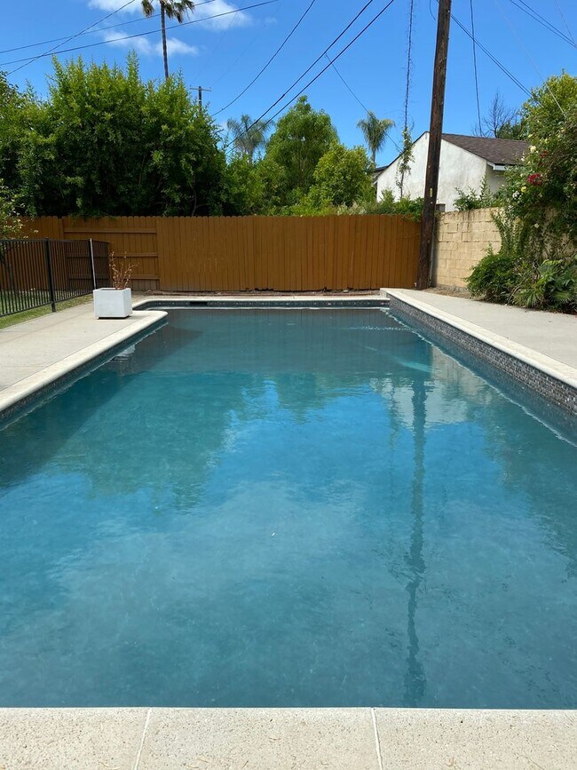 Building Photo - Tarzana Lifestyle: Elegant Home with Pool,...