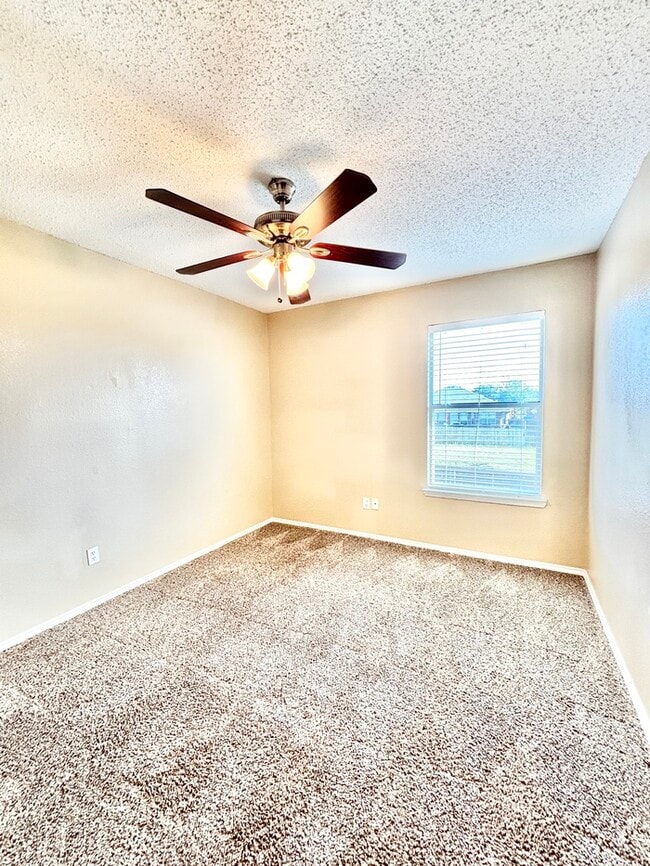 Building Photo - 319 Tioga Dr