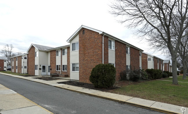 Building Photo - Lloyd Manor Apartments