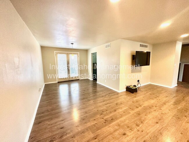 Building Photo - 3 bed 2.5 bath home  - Close to Boise foot...